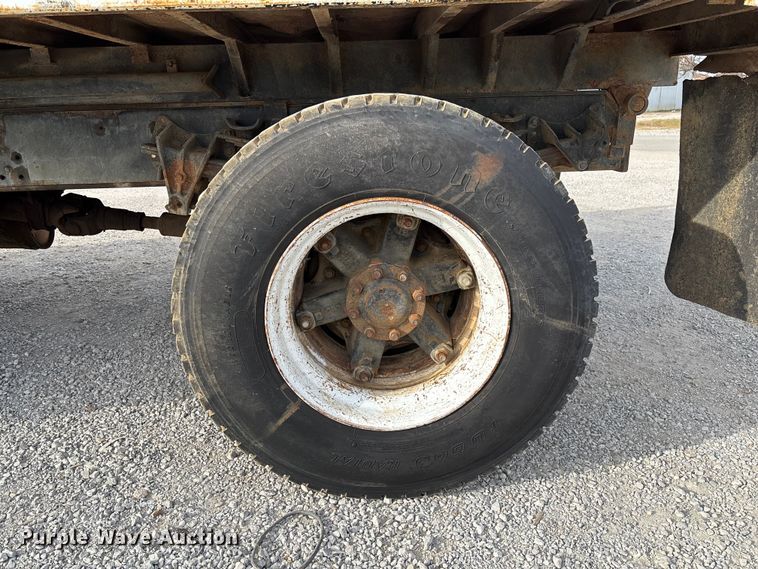 image for item EV3325 1990 International 4900 dump truck