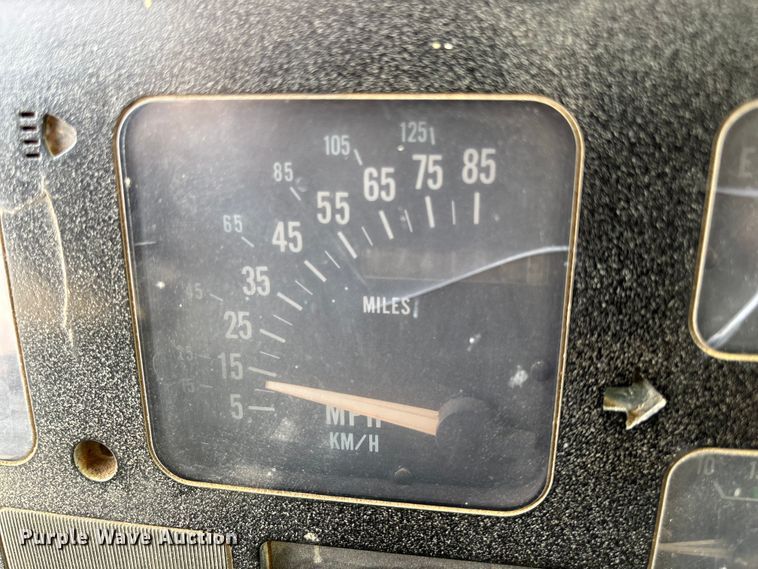 image for item EV3325 1990 International 4900 dump truck