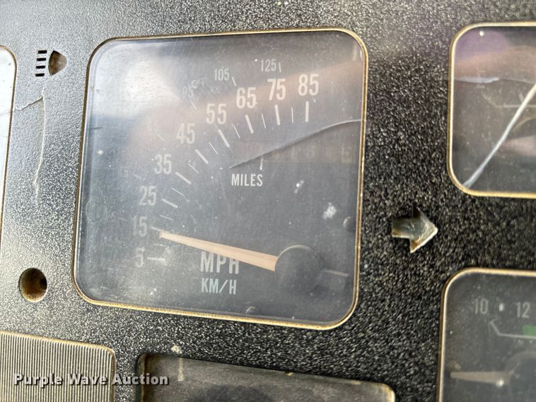 image for item EV3325 1990 International 4900 dump truck