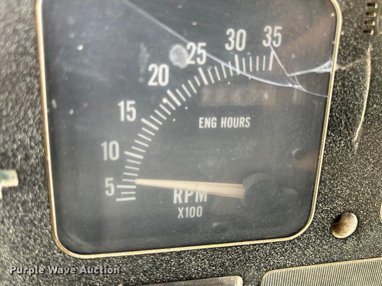 image for item EV3325 1990 International 4900 dump truck