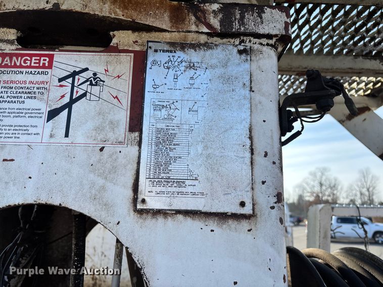 image for item EV3462 1998 GMC C7 digger derrick truck