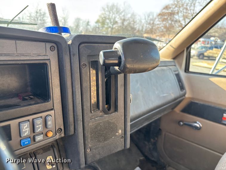 image for item EV3462 1998 GMC C7 digger derrick truck