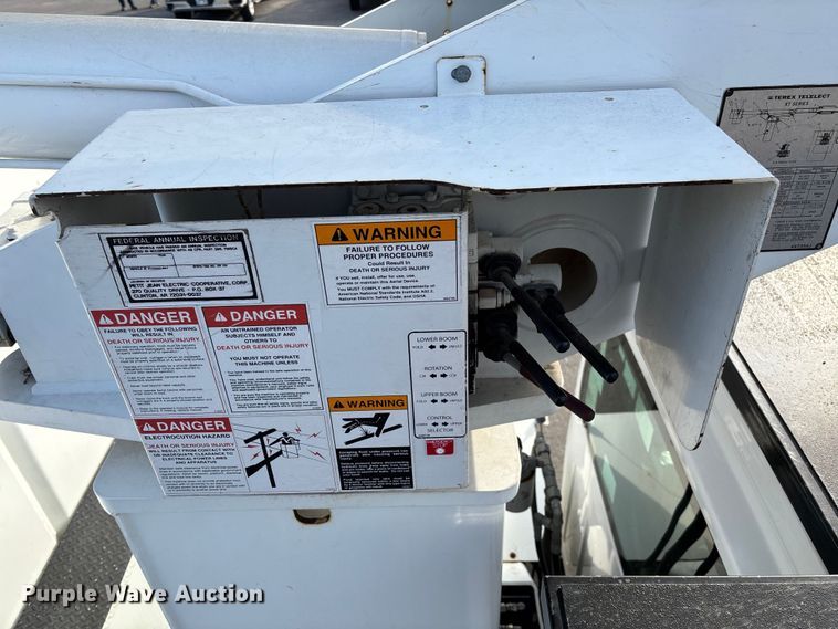 image for item EV3465 2007 Chevrolet C7 forestry bucket truck