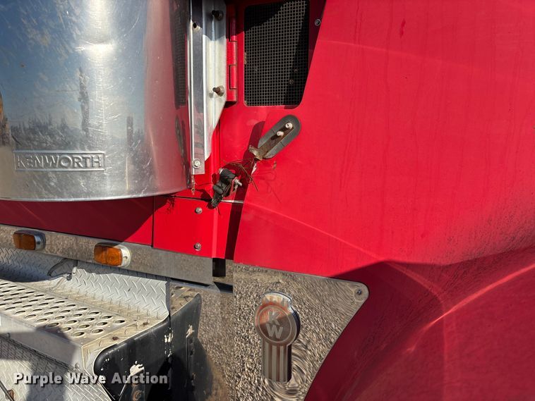 image for item EV3466 1994 Kenworth grapple crane truck