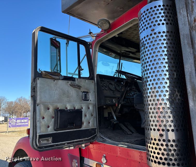 image for item EV3466 1994 Kenworth grapple crane truck