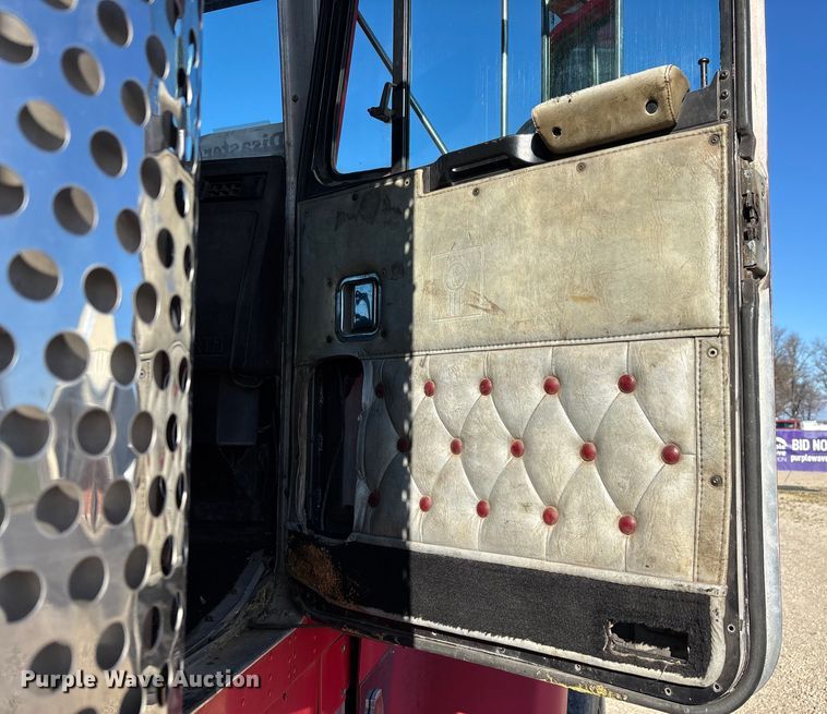 image for item EV3466 1994 Kenworth grapple crane truck