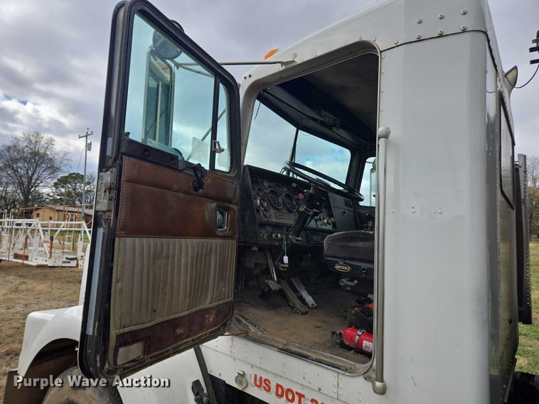 image for item EV4391 1996 Kenworth T800 flatbed truck