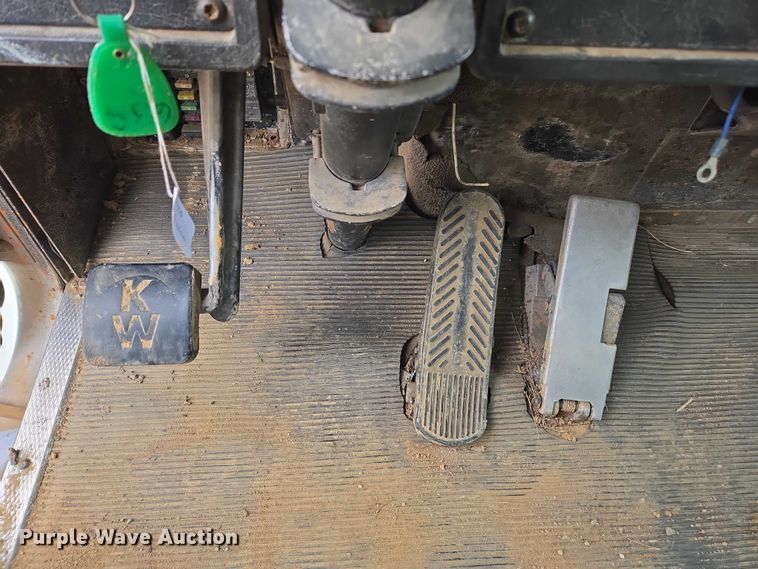 image for item EV4391 1996 Kenworth T800 flatbed truck