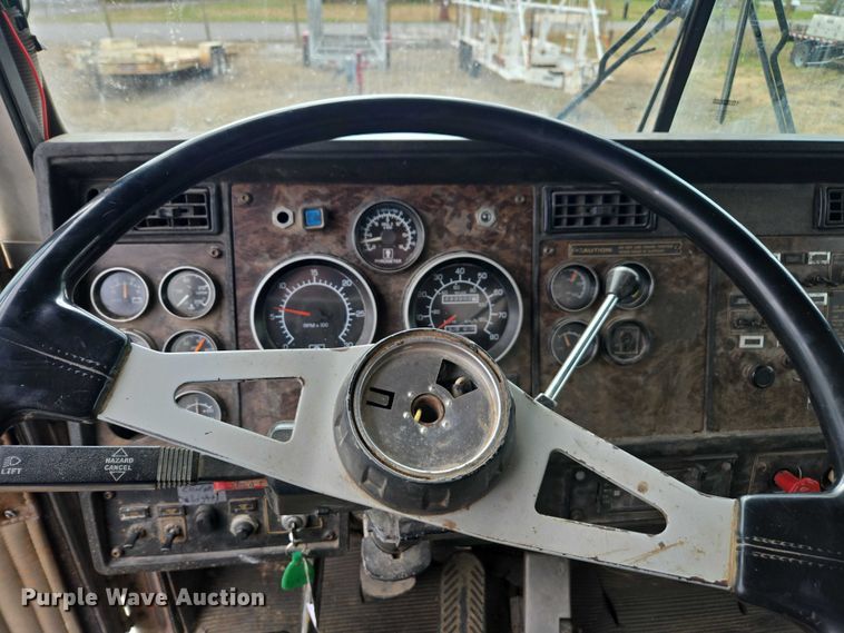 image for item EV4391 1996 Kenworth T800 flatbed truck