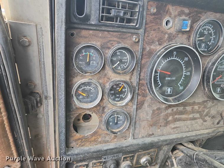 image for item EV4391 1996 Kenworth T800 flatbed truck