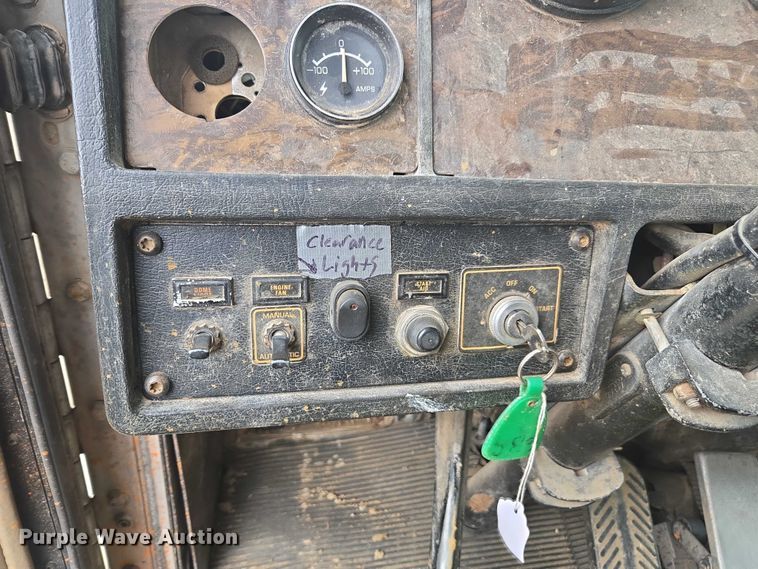 image for item EV4391 1996 Kenworth T800 flatbed truck