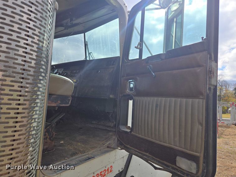 image for item EV4391 1996 Kenworth T800 flatbed truck