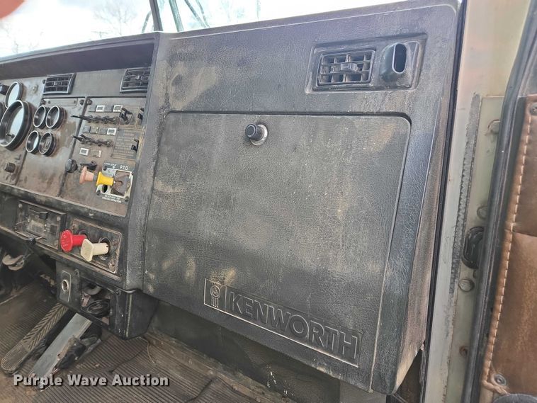 image for item EV4391 1996 Kenworth T800 flatbed truck