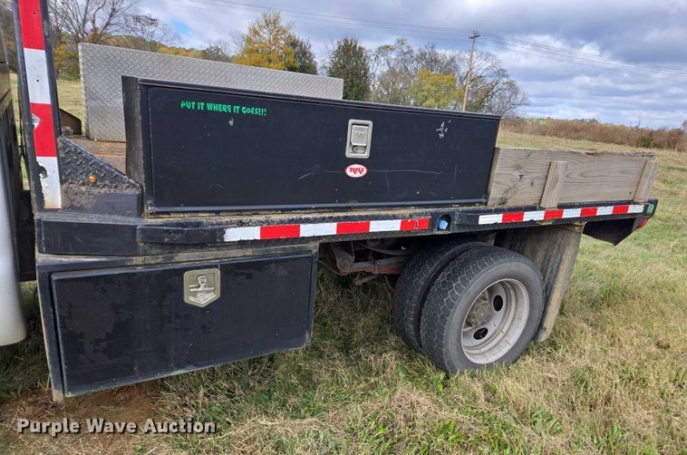 image for item EV4392 2015 Ford F550 Super Duty Crew Cab flatbed truck