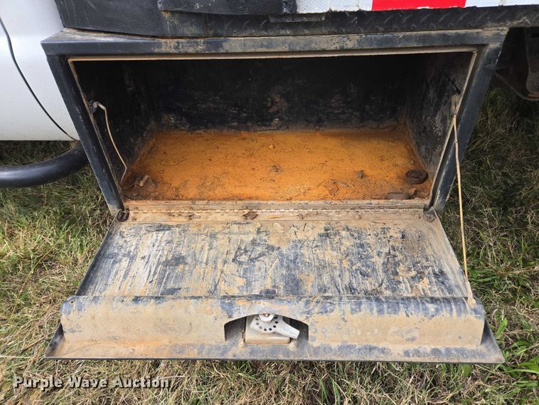 image for item EV4392 2015 Ford F550 Super Duty Crew Cab flatbed truck