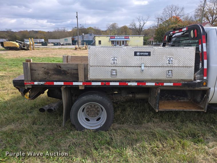 image for item EV4392 2015 Ford F550 Super Duty Crew Cab flatbed truck