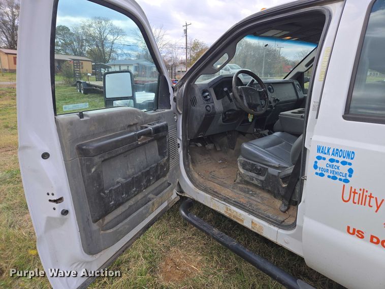 image for item EV4392 2015 Ford F550 Super Duty Crew Cab flatbed truck