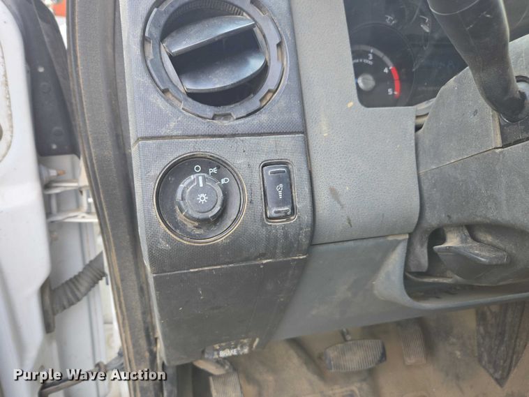 image for item EV4392 2015 Ford F550 Super Duty Crew Cab flatbed truck