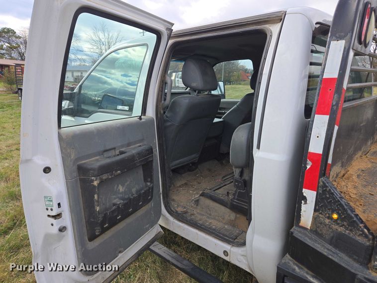 image for item EV4392 2015 Ford F550 Super Duty Crew Cab flatbed truck