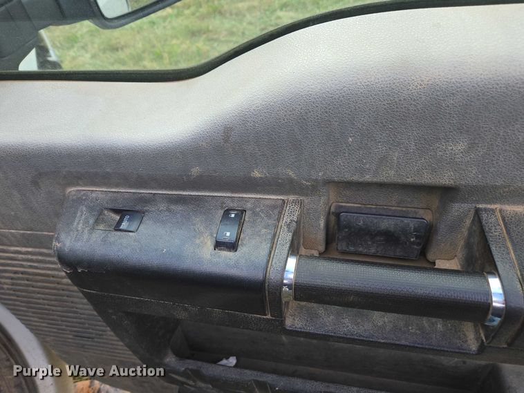 image for item EV4392 2015 Ford F550 Super Duty Crew Cab flatbed truck