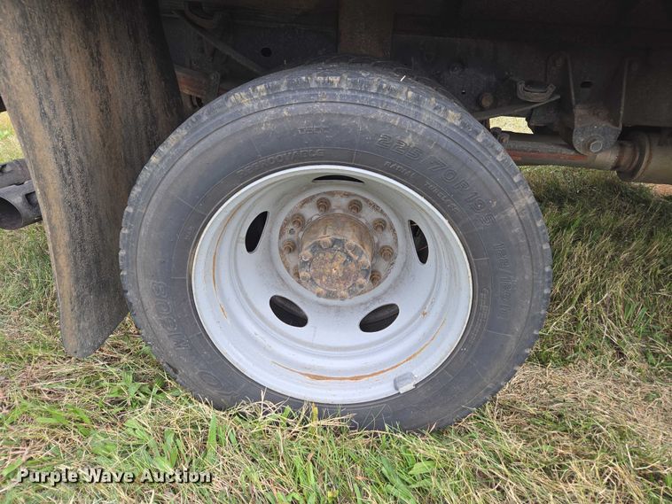 image for item EV4392 2015 Ford F550 Super Duty Crew Cab flatbed truck