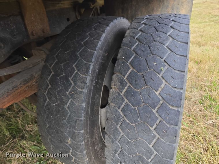 image for item EV4392 2015 Ford F550 Super Duty Crew Cab flatbed truck