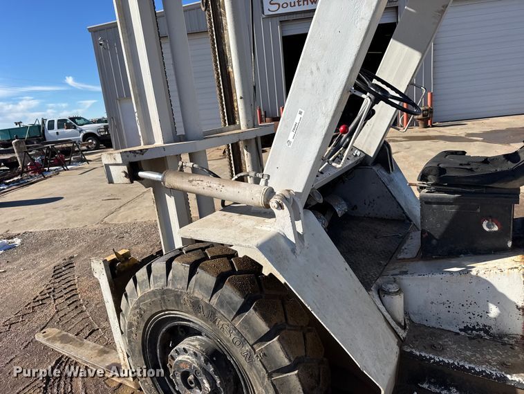 image for item FB0484 1989 Master Craft MC84L forklift