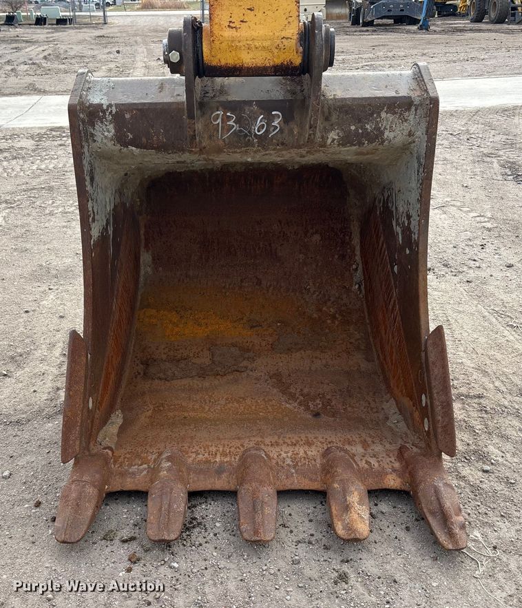 image for item FG1576 2000 Komatsu PC 220 LC excavator