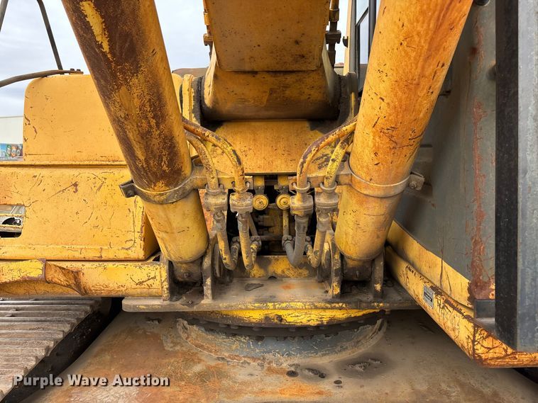 image for item FG1576 2000 Komatsu PC 220 LC excavator