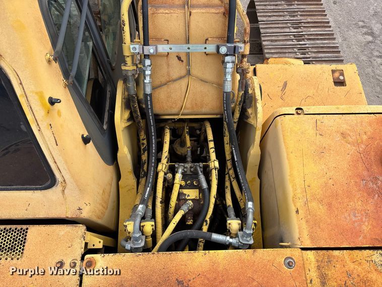 image for item FG1576 2000 Komatsu PC 220 LC excavator