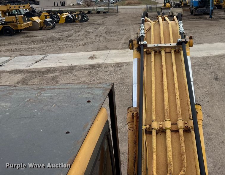 image for item FG1576 2000 Komatsu PC 220 LC excavator