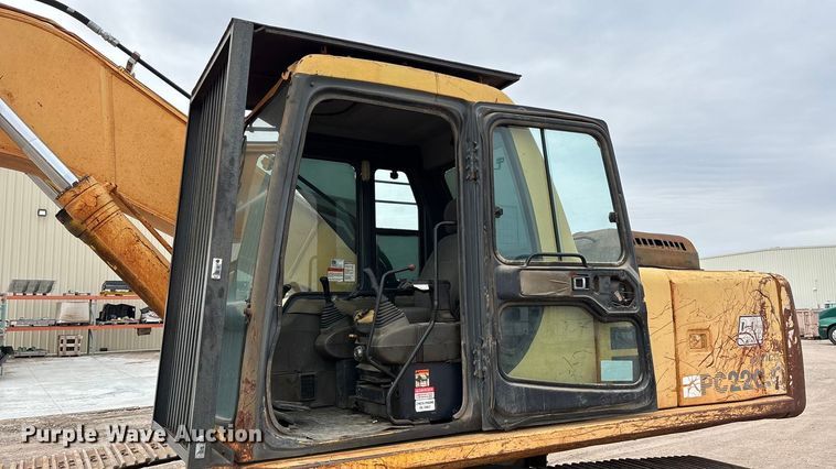 image for item FG1576 2000 Komatsu PC 220 LC excavator