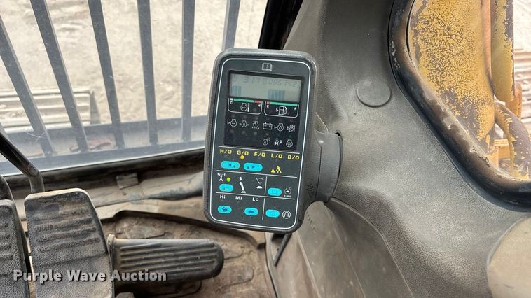 image for item FG1576 2000 Komatsu PC 220 LC excavator