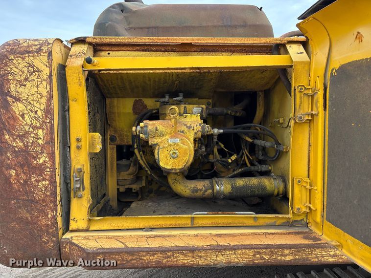 image for item FG1576 2000 Komatsu PC 220 LC excavator
