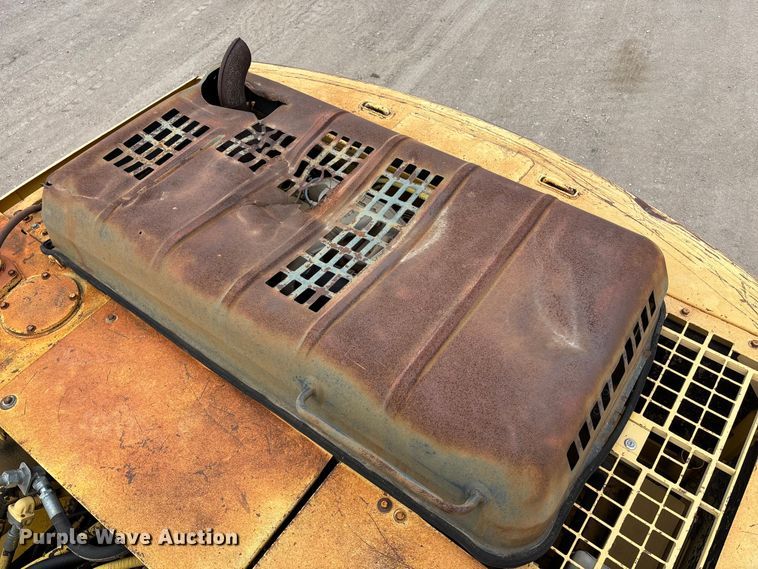 image for item FG1576 2000 Komatsu PC 220 LC excavator