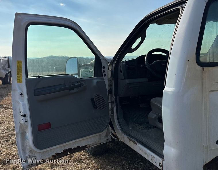 image for item FG1590 2006 Ford F550 truck cab and chassis