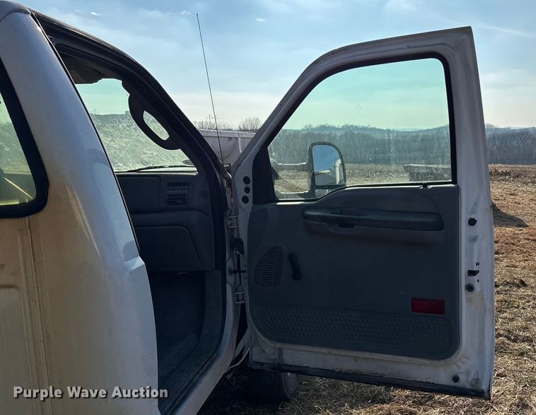 image for item FG1590 2006 Ford F550 truck cab and chassis