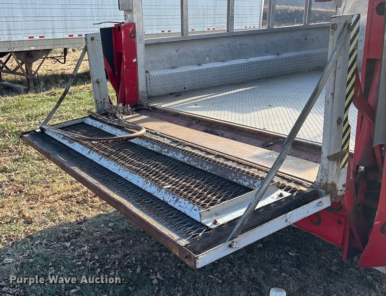 image for item FG1597 2007 International 4200 VT 365 utility / service truck