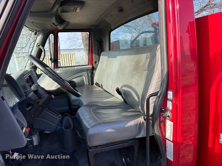 image for item FG1597 2007 International 4200 VT 365 utility / service truck