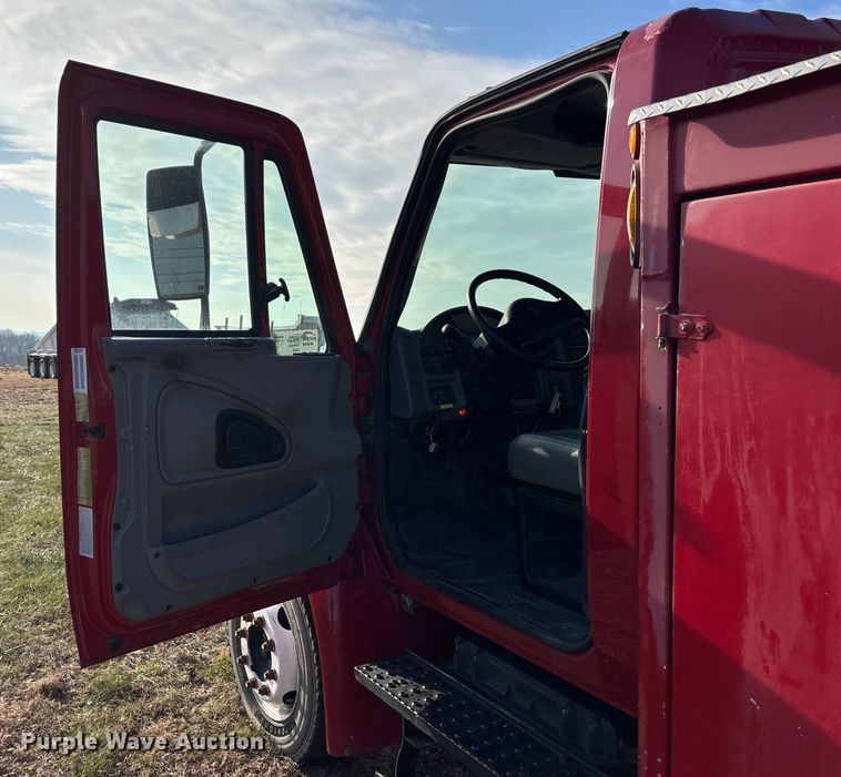 image for item FG1597 2007 International 4200 VT 365 utility / service truck