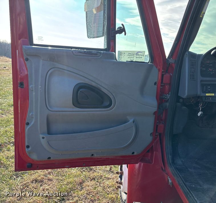 image for item FG1597 2007 International 4200 VT 365 utility / service truck