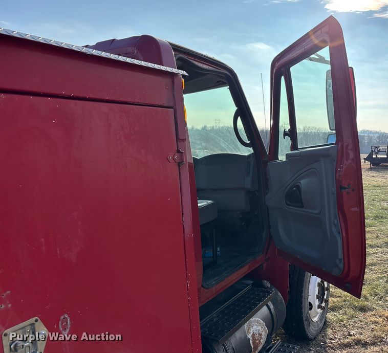 image for item FG1597 2007 International 4200 VT 365 utility / service truck