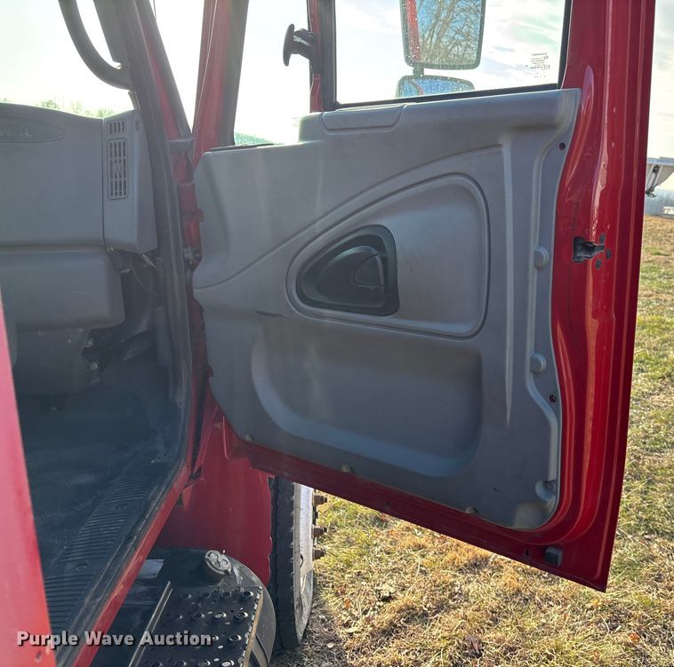 image for item FG1597 2007 International 4200 VT 365 utility / service truck