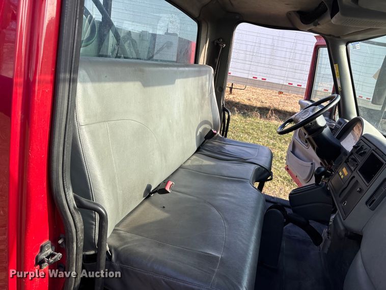 image for item FG1597 2007 International 4200 VT 365 utility / service truck