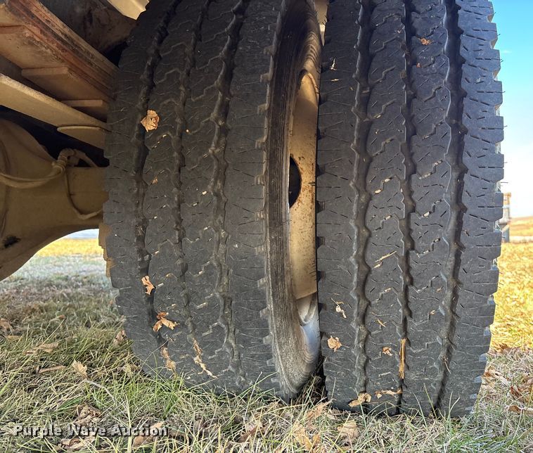 image for item FG1597 2007 International 4200 VT 365 utility / service truck