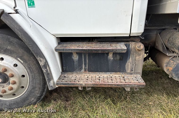 image for item FG1598 2000 Freightliner FL80 dump truck