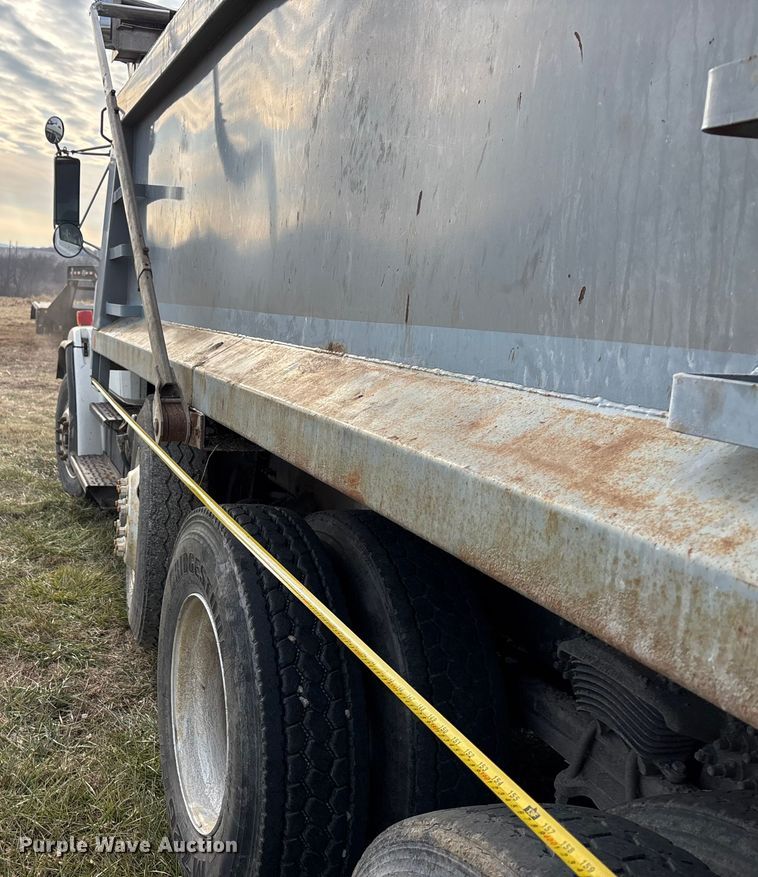 image for item FG1598 2000 Freightliner FL80 dump truck