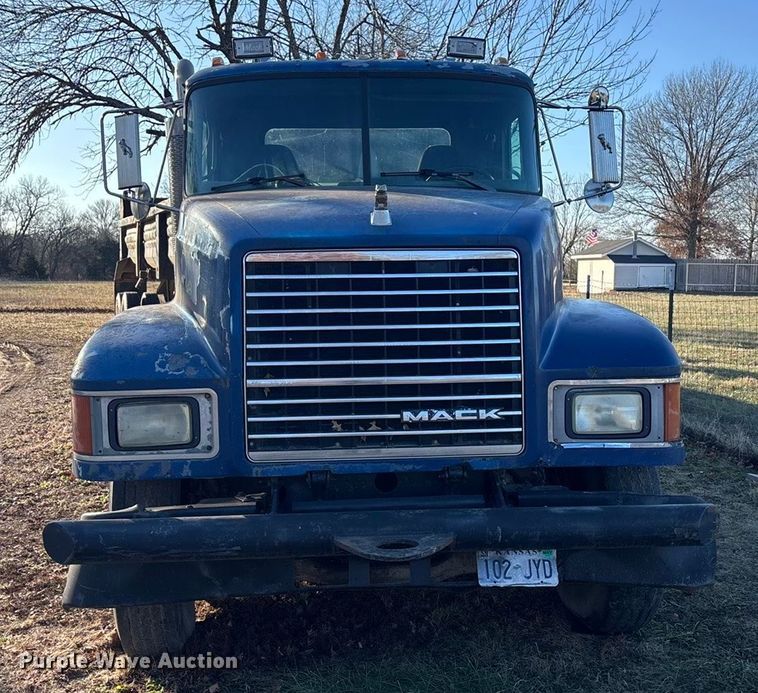 image for item FG1602 1998 Mack CH613 semi truck