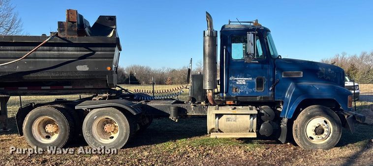 image for item FG1602 1998 Mack CH613 semi truck