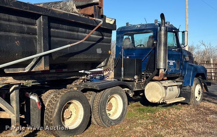 image for item FG1602 1998 Mack CH613 semi truck